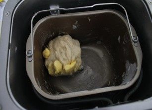 蔓越莓奶酥面包,和面程序结束后,加入软化的黄油,再次启动和面程序