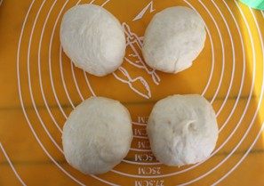 蔓越莓奶酥面包,发酵好的面团,拿出充分排气,分成4份