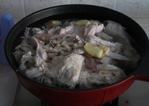 红烧牛筋头面,牛筋头冷水下锅,放姜片,料酒,煮一下,煮去杂质
