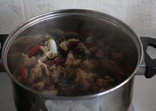 红烧牛筋头面,老卤汤烧热,放入焯好的牛筋头,小火慢炖个2个小时,至牛筋头软烂。