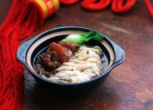 红烧牛筋头面,捞出面条,浇上点卤肉汤,放上牛筋头和焯过水的<a style='color:red;display:inline-block;' href='/shicai/ 6680'>小油菜</a>即可