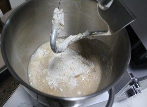 椰蓉花朵面包,把除黄油以外的材料全部放入厨师机