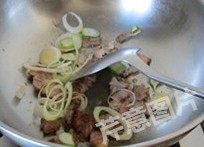 红火石锅泡菜汤,起炒锅,热锅凉油小火煎炒五花肉片,至肉片焦黄吐油后,下入一半大葱,煸炒出香味儿
