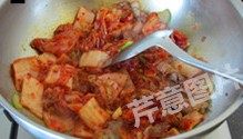 红火石锅泡菜汤,加入泡菜,转大火翻炒至出味儿
