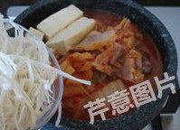 红火石锅泡菜汤,加入金针菇,中火煮至沸腾
