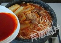 红火石锅泡菜汤,加入泡菜汁,继续煮至沸腾