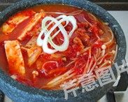 红火石锅泡菜汤,尝尝味道,加适量盐调味,最后撒上剩下的葱花,离火上桌,即可