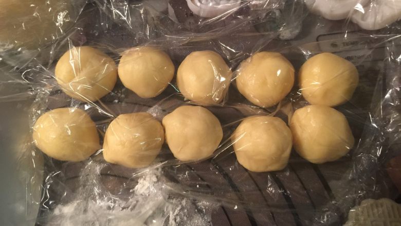 港式奶黄月饼,分割成22g一个的小剂子,盖好保鲜膜静置1-2小时