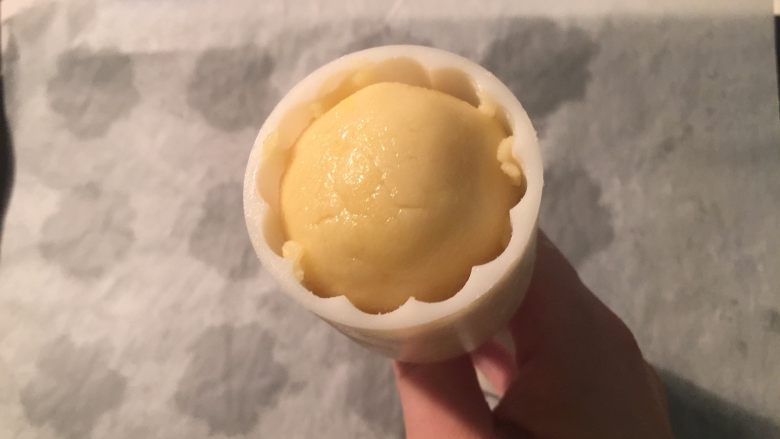 港式奶黄月饼,放入月饼模具中,可以用一些玉米淀粉防粘