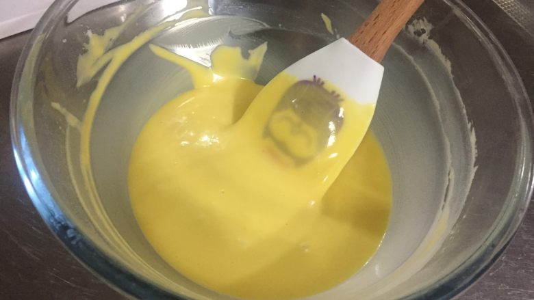 蔓越莓戚风蛋糕,还是用蛋抽画之字搅拌均匀。如果有颗粒用刮刀压拌,蛋黄糊要非常细腻最好没有颗粒,倒入切碎的<a style='color:red;display:inline-block;' href='/shicai/ 660'>蔓越莓</a>