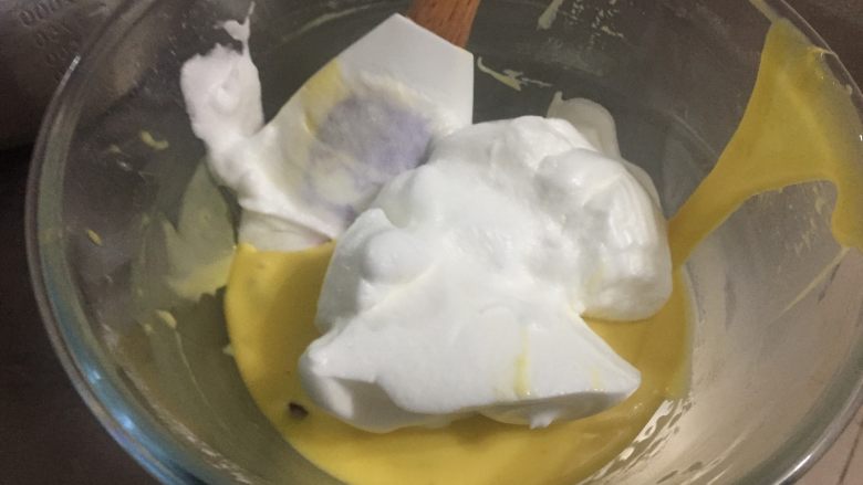 蔓越莓戚风蛋糕,取1/3的蛋白放入蛋黄糊中,翻拌均匀