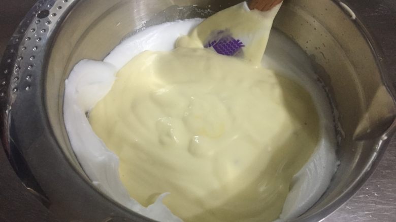 蔓越莓戚风蛋糕,蛋黄糊倒回大蛋白盆中,翻拌均匀