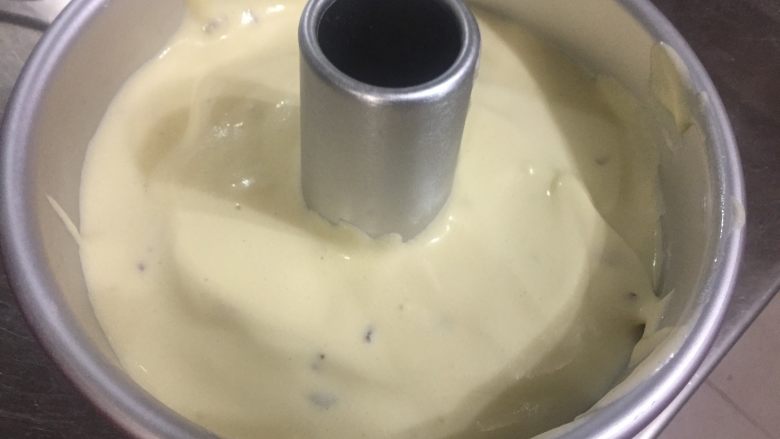 蔓越莓戚风蛋糕, 蛋糕糊倒入模具中,震几下震出气泡