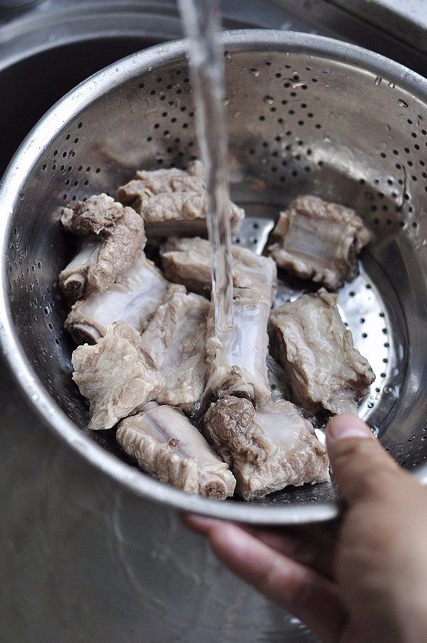 红烧排骨,捞出肋排,用清水冲洗干净。