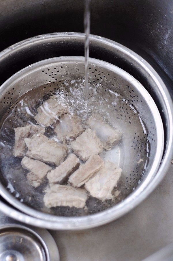 红烧排骨,把煮好的肋排捞出浸泡在清水里(煮排骨的汤可用来炖菜或煮面条吃,很不错),这样处理过的肋排味道清淡,口感发脆。