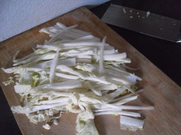 白菜条炒芹菜, 把大白菜洗净切条