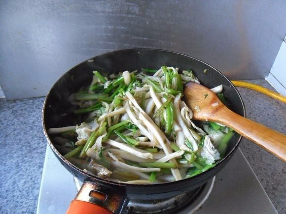 白菜条炒芹菜,加少许水烧制1分钟