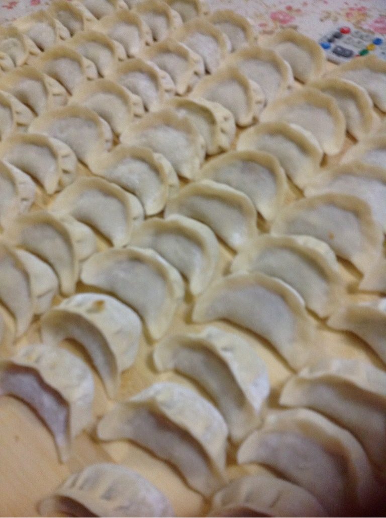 猪肉白菜饺子,猪肉馅加水 ，葱末，酱油，香油，料酒，搅拌均匀