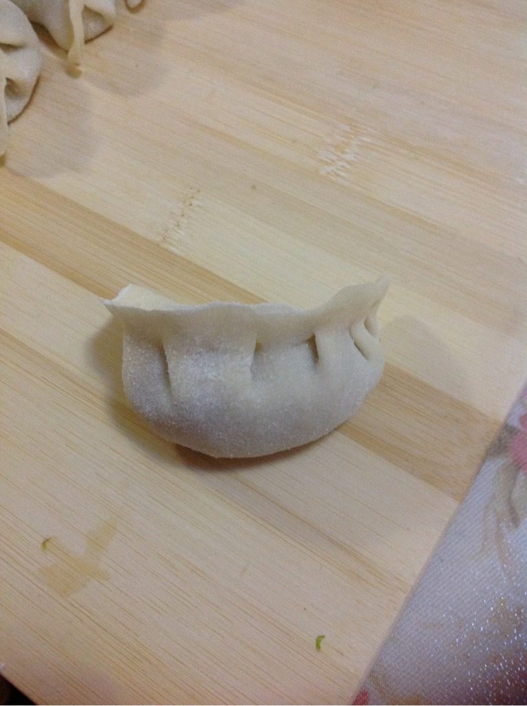 猪肉白菜饺子,把饺子皮中间放好肉陷，对折，捏紧，最好捏出花边