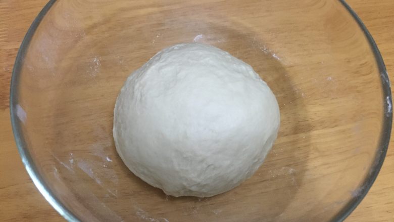 肉松海苔手撕面包 直接法,揉好的面团取出后,放盆中放温暖处进行基础发酵,时间为1小时