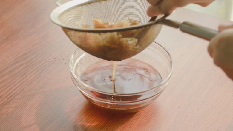 居酒屋烤鸡肉串(附酱汁配方),把冰箱里的酱汁拿出来,过滤一下。