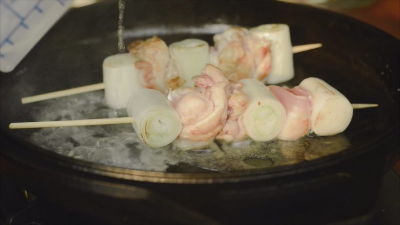 居酒屋烤鸡肉串(附酱汁配方),转中火,四面都焦黄以后,加一些水,大约50ml,盖上锅盖。