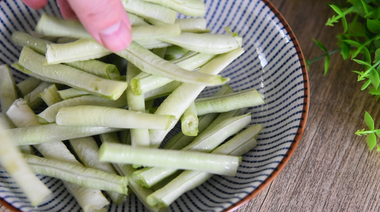超级快手菜“虎皮豆角”香气扑鼻,超下饭!,沥干备用