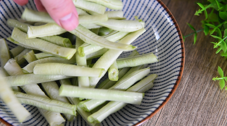 超级快手菜“虎皮豆角”香气扑鼻，超下饭！,沥干备用