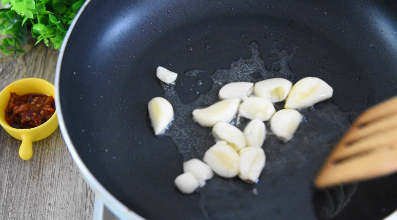 超级快手菜“虎皮豆角”香气扑鼻,超下饭!,油锅倒入少许油,炒香大蒜