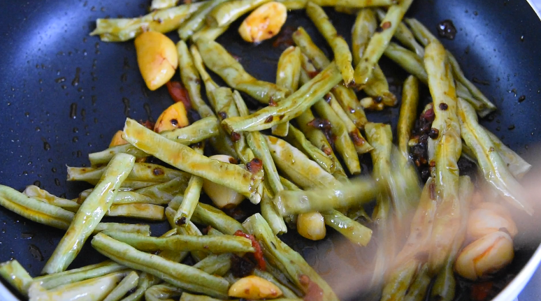 超级快手菜“虎皮豆角”香气扑鼻,超下饭!,倒入豆角炒匀
