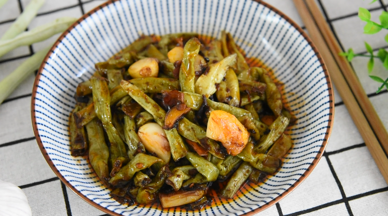 超级快手菜“虎皮豆角”香气扑鼻,超下饭!,转大火翻炒几下出锅即可