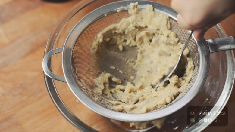 栗子蒙布朗可可卷,栗子肉熟透了是很好弄碎的,用金属的勺子压过筛子,还是比较方便的。