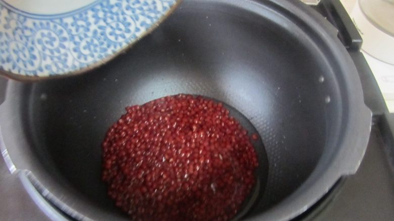 豆沙莲子南瓜包,将泡好的食材放入电压力锅中;
