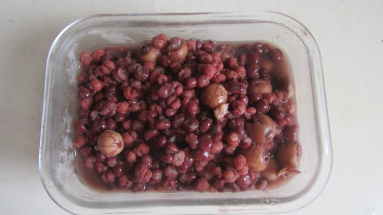 豆沙莲子南瓜包, 时间到, 红豆薏米莲子羹就炖好了,将其沥干水分盛出来;