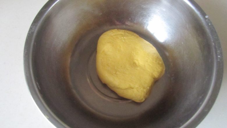豆沙莲子南瓜包,水分不够的话, 可以分次加入少许水,混合成均匀的面团, 加盖放在温暖湿润的地方发酵;