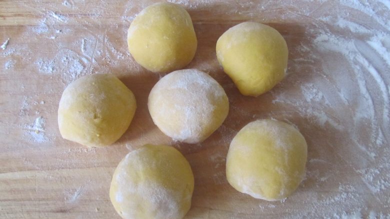 豆沙莲子南瓜包,发酵好的面图分割成大小相同的小剂子, 再加盖饧10分钟;