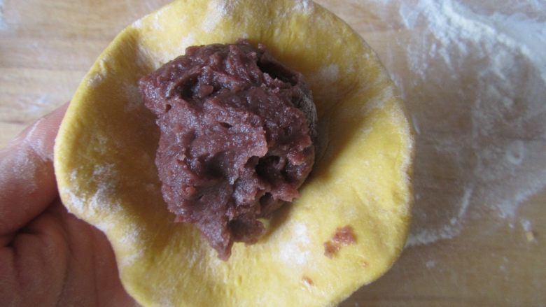 豆沙莲子南瓜包,包入准备好的莲子豆沙馅料;