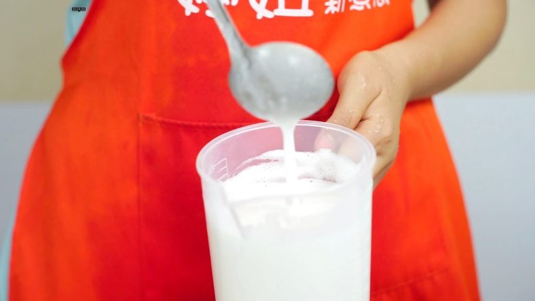 必吃的广东小吃——广州肠粉,浇米浆之前,在摇匀一下
