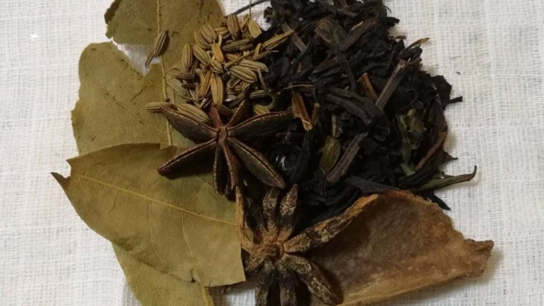 卤蛋,准备好配料,用纱布包起来