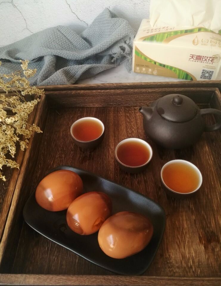 卤蛋,接下来我们只要让鸡蛋在卤水里泡两个小时以上,就可以吃了