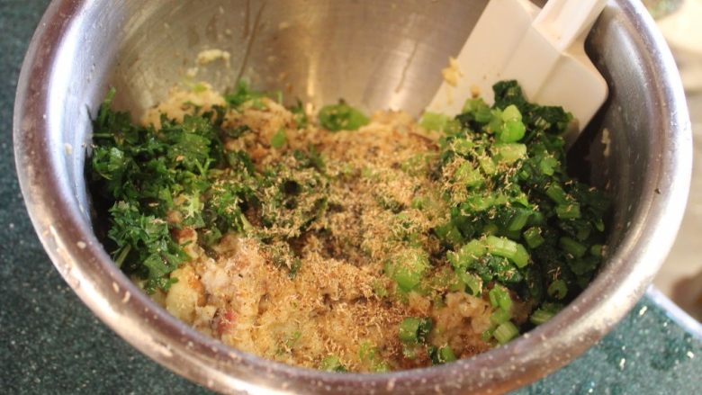 提洛面包丸子,磨上肉荳蔻加入盐、胡椒。