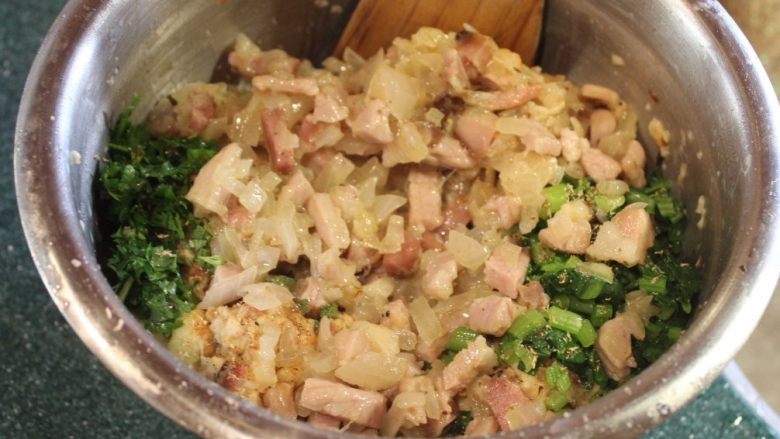 提洛面包丸子,火腿洋葱末也加入面包糊里。
