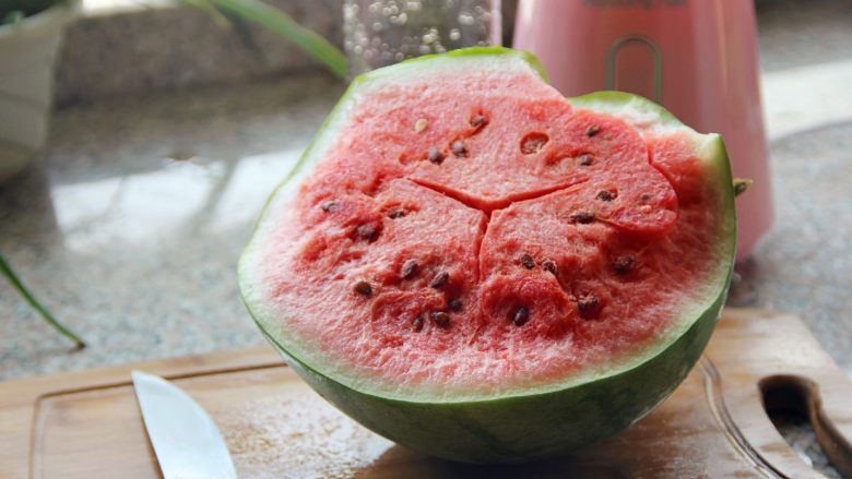 西瓜汁,准备食材,<a style='color:red;display:inline-block;' href='/shicai/ 605'>西瓜</a>最好提前冷藏一下。