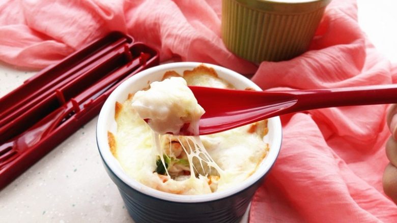 虾仁蔬菜焗饭,开吃吧,小心烫。