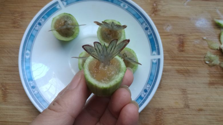 丝瓜凤尾虾,装进虾肉,虾尾洗净,插在中间。