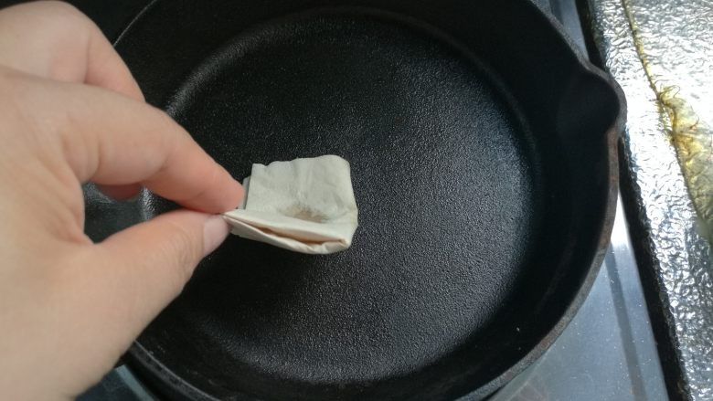 哆啦A梦的铜锣烧,开火,烤干锅内水分,抽取一张纸巾,倒一点<a style='color:red;display:inline-block;' href='/shicai/ 140122'>玉米油</a>,在锅底薄薄的涂一层。