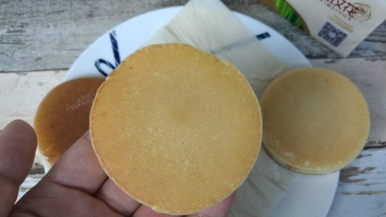 哆啦A梦的铜锣烧,盖上另一片,铜锣烧就做好了。