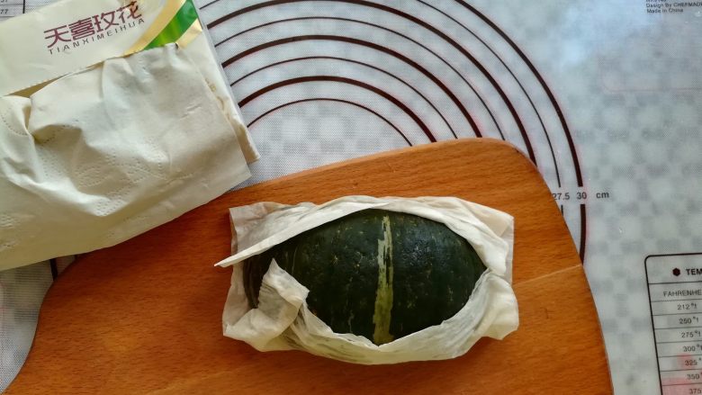 南瓜培根卷(面包机版),取半个南瓜,用纸巾擦干水份