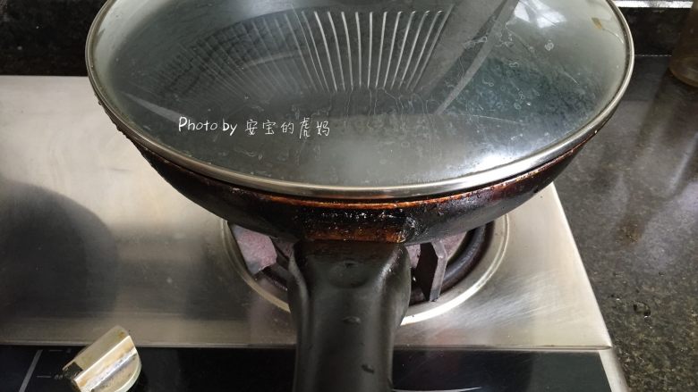 泡菜培根意面,盖上锅盖煮开;