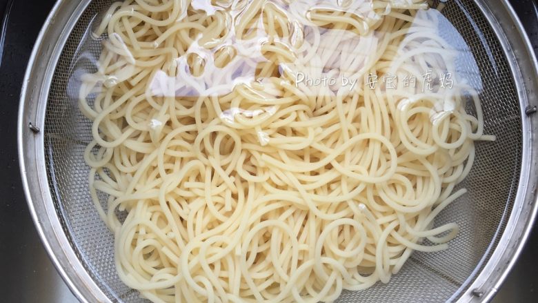 泡菜培根意面,再放入冷水中浸泡至全部凉透了后沥干水份;